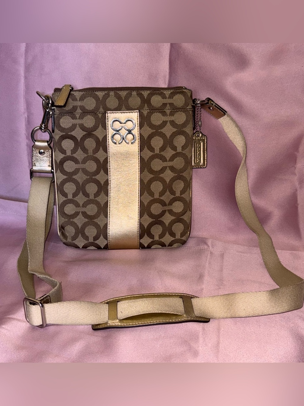 👜#665- Coach Julia Op Art Signature Swingpack Crossbody 44245
Khaki Bronze Y2K
